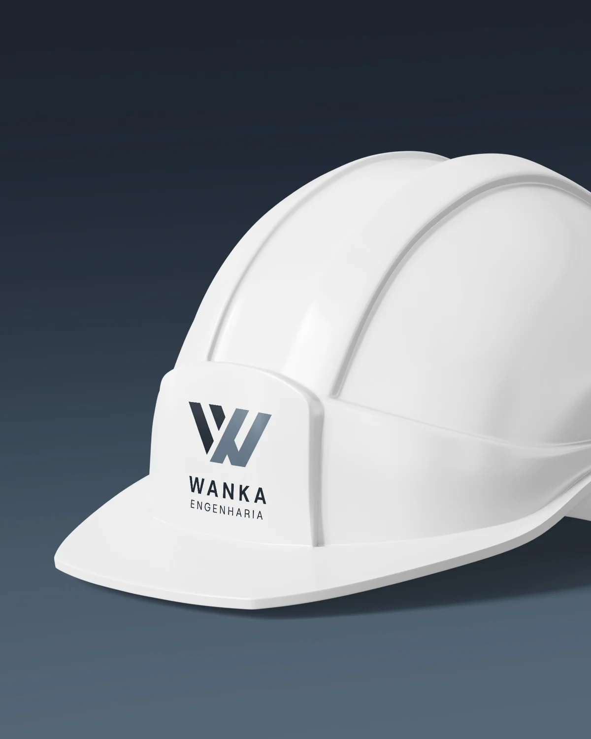 Capacete de obra branco com o logotipo da Wanka Engenharia